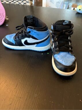 Nike Kids High-Top Sneakers in Black, Blue & White